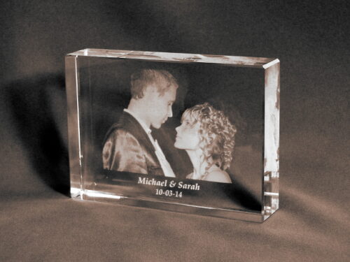 Crystal subsurface engraved with a wedding couple