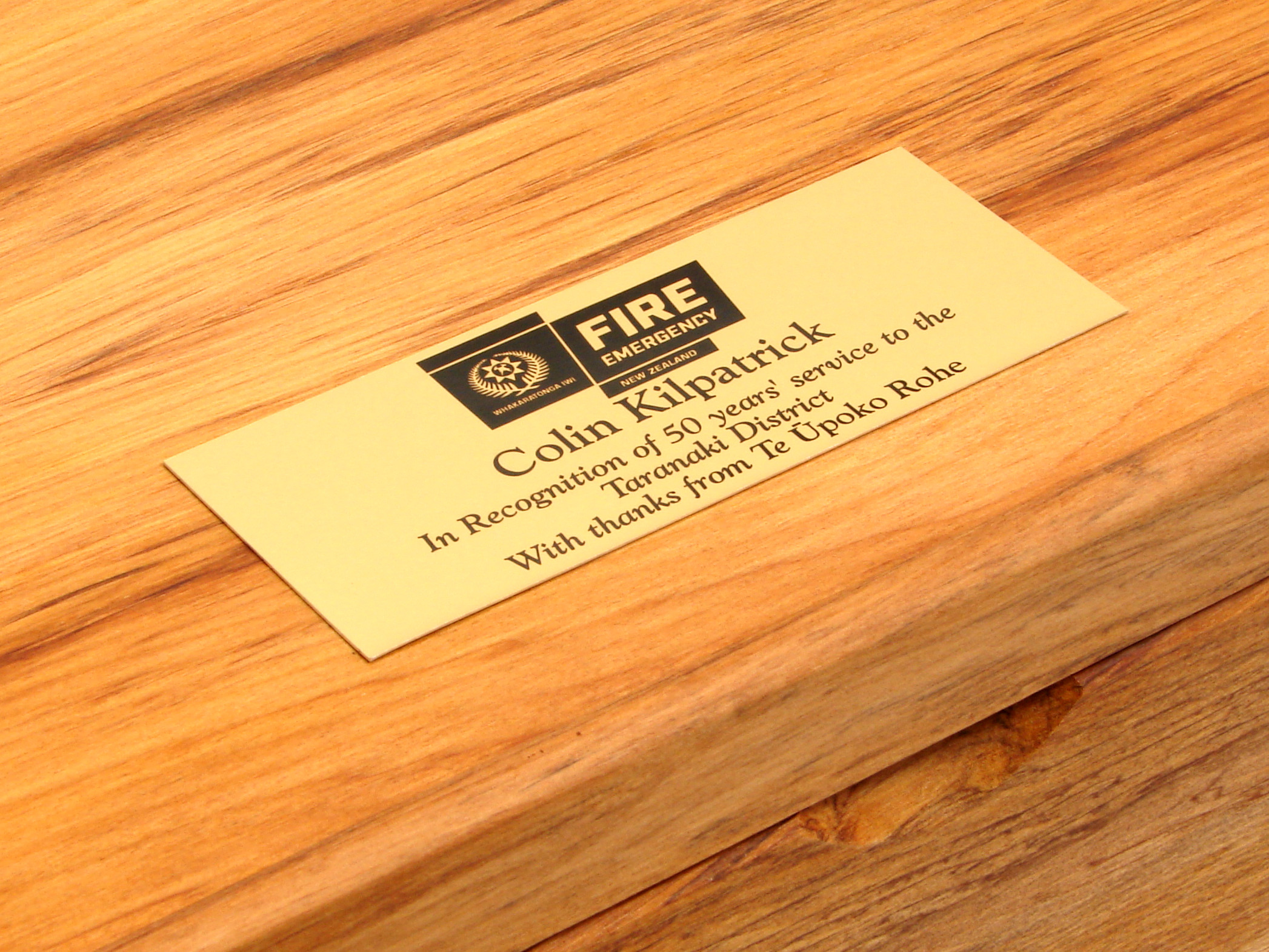 Box Rimu for Whisky Glasses - Plaque Closeup